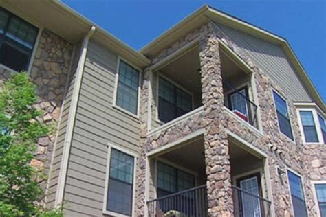 Mansfield woman dies after balcony railing gives way at Carrollton apartment
