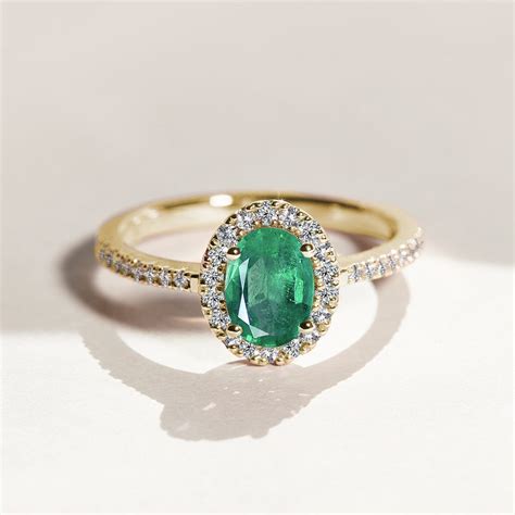 Ring with Oval Emerald and Brilliants | KLENOTA