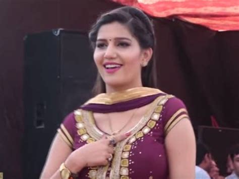 sapna chaudhary dance on chetak watch viral video here sapna chaudhary stage dance video div ...