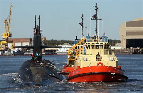 File:US Navy 090109-N-1841C-028 The ballistic-missile submarine USS Rhode Island (SSBN 740) is ...