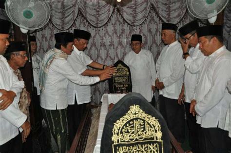 SUNAN GIRI : Biografi, Nama Asli, Kisah, Sejarah, Letak Makam