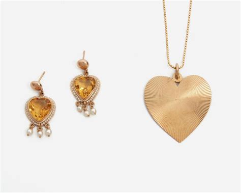 Lot - Two heart-shaped jewelry items