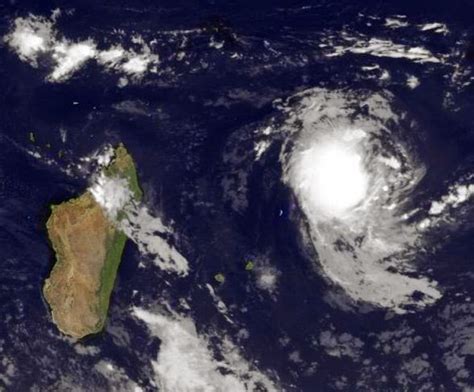 SOUTH INDIAN OCEAN CYCLONE '2S' Update: NOVEMBER 29, 2014: 500 Kms From Mauritius: Will ...