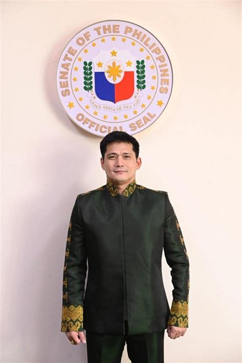 Robin Padilla pays homage to Mindanao, Muslims in SONA attire │ GMA ...