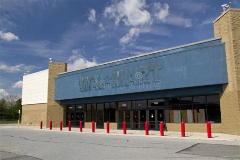 Abandoned WalMart editorial photography. Image of employee - 27793442