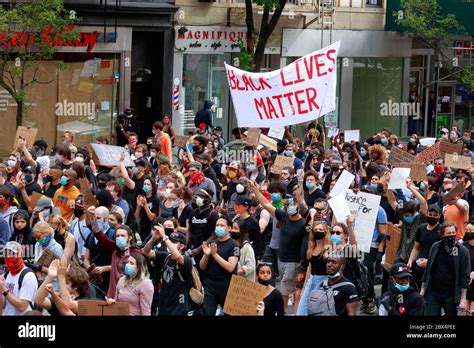 Protesters holding protest signs hi-res stock photography and images ...