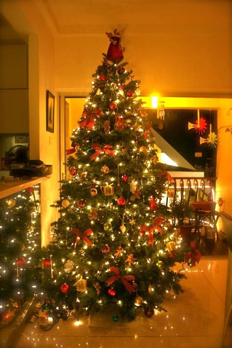 Christmas tree decorating tips, cool Christmas tree designs - DesignBump