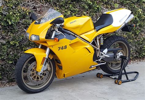 Restored as a 916 – 2000 Ducati 748 | Bike-urious