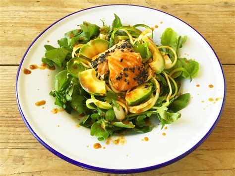 Courgetti salad with organic salmon & avocado | Irma Green