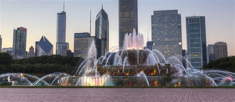 Buckingham Fountain in Grant Park | Famous Chicago Attractions