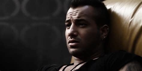 Amir Tataloo - 'Ki Az Posht Lebaseto Mibandeh' Video - RadioJavan.com