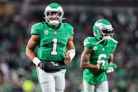 Eagles look to trademark 'kelly green' after bringing back retro uniforms