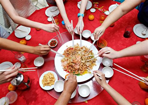 How to lo hei or yusheng at Chinese New Year | HoneyKids Asia