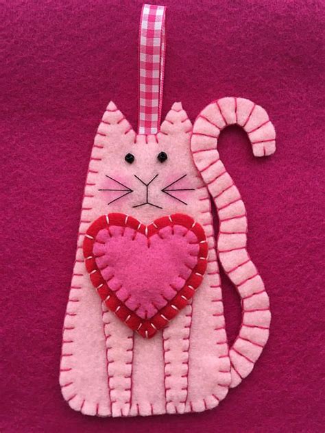 Felt ValentineCat Ornament | Felt ornaments, Easy felt crafts, Felt applique