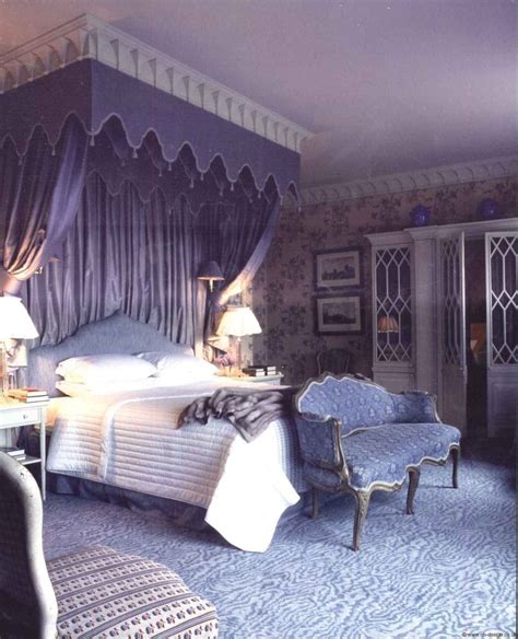 blue-canopy-bed-nicky-haslam-glamorous - The Glam Pad