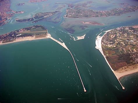 File:MOSE Project Venice from the air.jpg - Wikimedia Commons