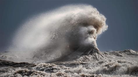 Ontario photographer captures wave with 'perfect face' | CTV News