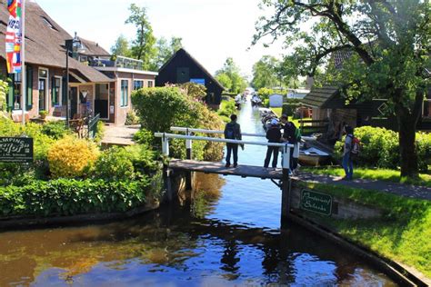 Visit Giethoorn, the picturesque Dutch village with no roads - Bunch of Backpackers