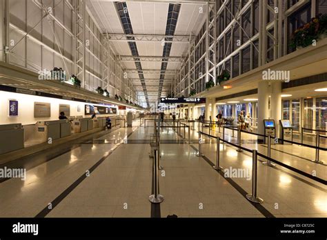 View of a quiet O'Hare International Airport Terminal 5 at night - Chicago, IL Stock Photo - Alamy