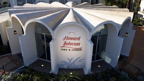 The Howard Johnson Anaheim Hotel Is the Best Deal Near Disneyland ...