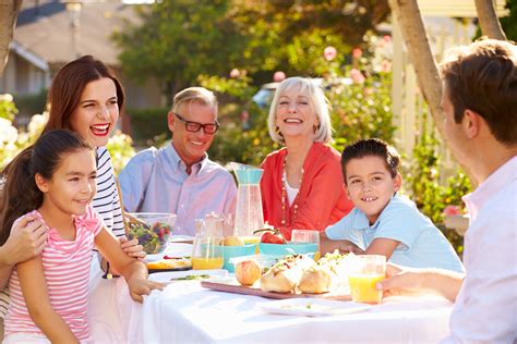 Family Eating Together Images