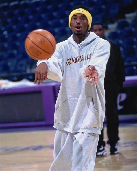 Kobe Bryant - What Lakers Sweatsuit and Headband is he wearing? : r ...