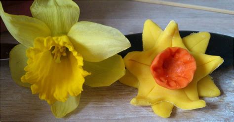 How to make a sugarpaste daffodil | Utterly Scrummy Food For Families