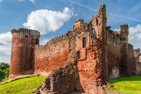 Bothwell Castle, History & Visiting Information | Historic Scotland Guide