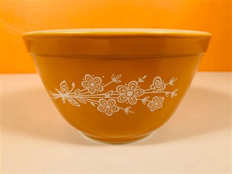 Pyrex Butterfly Gold 1979 Redesign Mixing Bowl Set