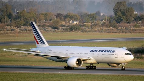 Body found in landing gear of plane at Paris airport - TODAY