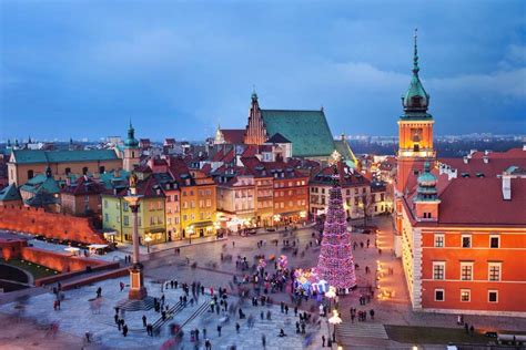 Royal Castle Square at Christmas. Warsaw, Poland | Insight Guides Blog