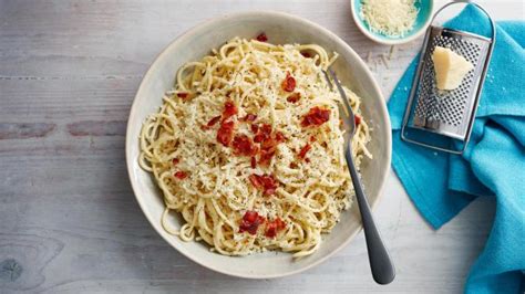 Jamie Oliver's Authentic Spaghetti Carbonara Recipe - TheFoodXP