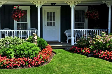 First Impressions: 5 Easy Landscaping Ideas for the Front of the House - ResidenceTalk