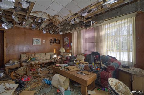 Decaying Living Room Inside a Long Abandoned Cabin in Rural Ontario [oc ...