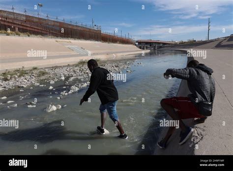 Ciudad Juarez, Chihuahua state. 7th Dec, 2021. Migrants cross the Rio ...