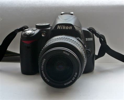 File:Nikon D3000 with Lens 18-55mm.jpg - Wikimedia Commons