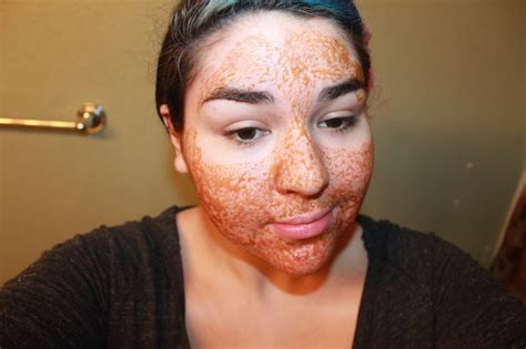 The Dark Side of Beauty: Skin Care DIY: Honey and Cinnamon Mask