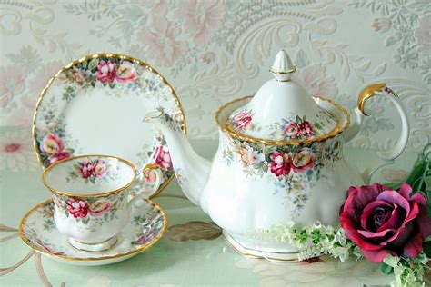 Royal Albert - Autumn Roses | Tea cups vintage, Tea, Tea set