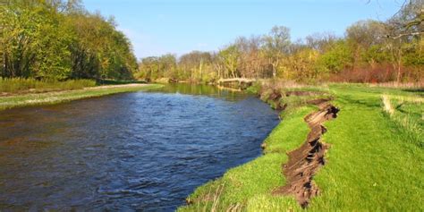 How to Stop Erosion on River Banks with Natural Materials