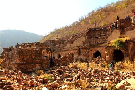 The Not So Haunted Bhangarh Fort ! - Life and Its Experiments