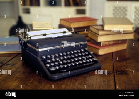 Hemingway ernest typewriter hi-res stock photography and images - Alamy