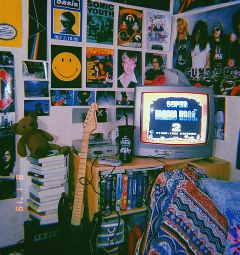 90's Dorm Room Inspiration | Комнатные украшения, Комнатные идеи ...