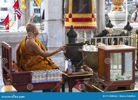 Wat Traimit - Bangkok editorial photo. Image of religious - 211408546