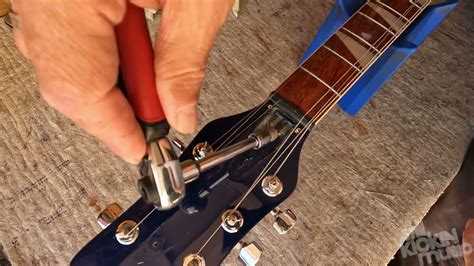 Rickenbacker 360 6-String - Adjust Dual Action Truss Rod - 3-minute demo - YouTube