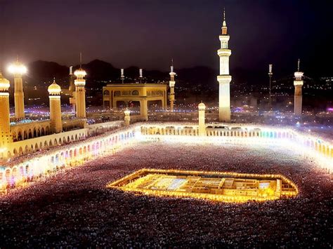 Premium Photo | Grand Mosque in Modina with pilgrims and a large crowd of Muslims