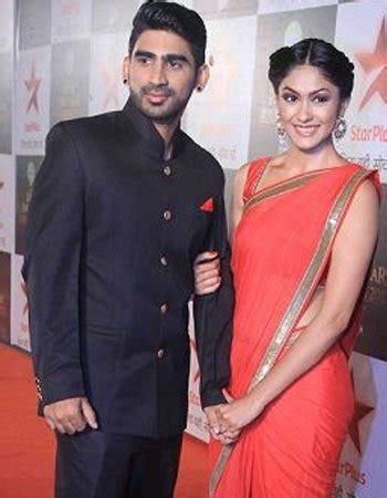 Mrunal Thakur Age, Family, Boyfriend, Biography & More