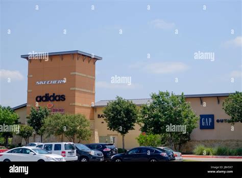 Store fronts of outlet shopping mall in round Rock, Texas Stock Photo ...