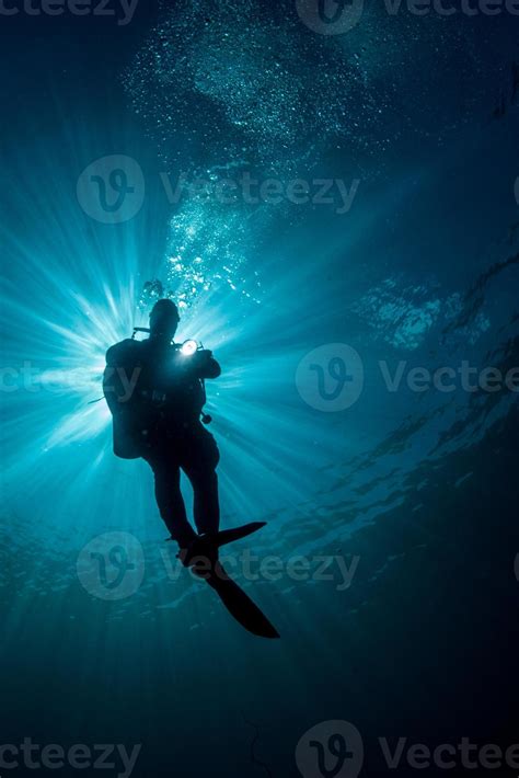 diver silhouette 942590 Stock Photo at Vecteezy