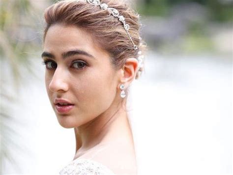 7 Sara Ali Khan hairstyles that are perfect for all occasions