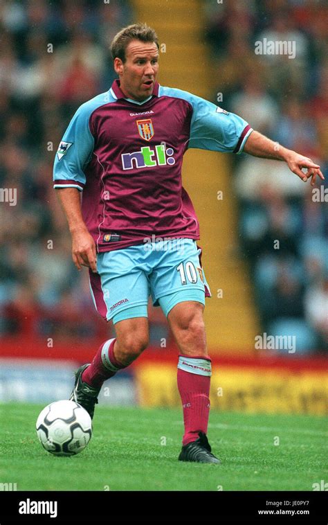 PAUL MERSON ASTON VILLA FC VILLA PARK BIRMINGHAM ENGLAND 30 September 2000 Stock Photo - Alamy